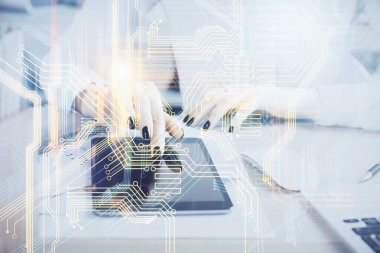 Harita çizimine çift pozlama hologram ve cep telefonu kullanan bir kadın..