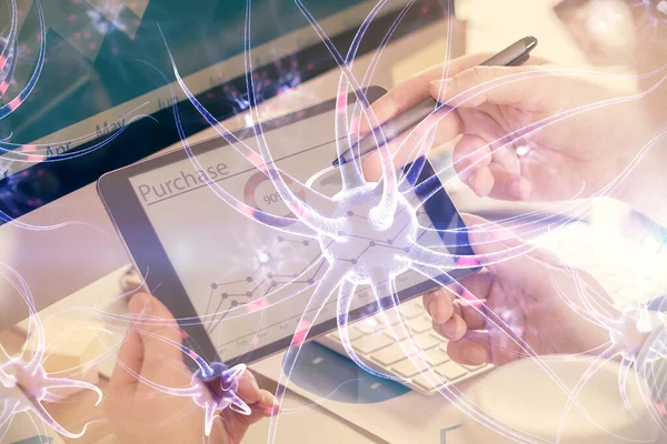 Bir adamın elini tutarken ve telefon ve nöron çizimlerini kullanırken çift pozlama. Eğitim kavramı.