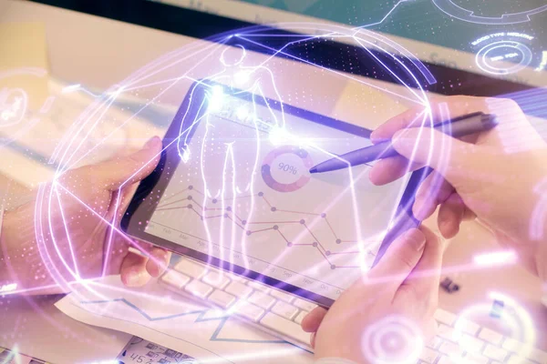 Bir adamın elini tutarken ve telefon ve eğitim teması kullanırken çift pozlama.