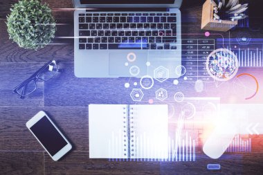 Bilgisayarla üst görünüm çalışma masası arkaplanı üzerinden hologram çizerek veri temasının çifte pozlandırılması. Teknoloji kavramı.