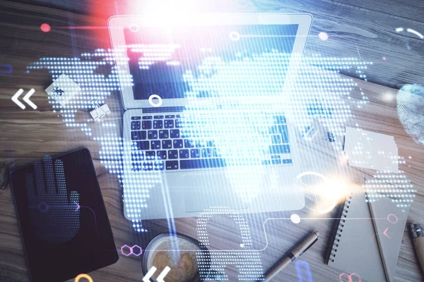 Harita hologramının çalışma masası arkaplanını bilgisayarla çizerken çift pozlama. Uluslararası ağ kavramı. Üst görünüm.