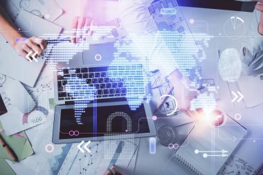 Kadın ve erkeğin birlikte çalıştığı çifte pozlama ve teknoloji temalı dünya haritası hologram çizimi. Uluslararası iş teknolojisi konsepti. Bilgisayar arkaplanı.