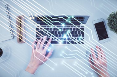 Bilgisayar ve veri temalı hologram çizimlerinde çalışan kadın elleri çift pozlama. Üst Manzara. Teknoloji konsepti.