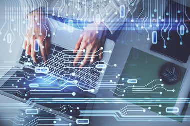 Bilgisayar ve veri temalı hologram çizimlerinde çalışan kadın elleri çift pozlama. Üst Manzara. Teknoloji konsepti.