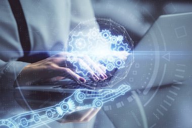 Bilgisayar ve veri temalı hologram çizimleri üzerinde çalışan kadın ellerine çok fazla maruz kalma. Teknoloji kavramı.