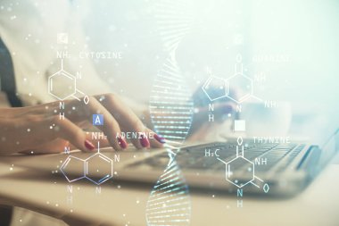 Bilgisayarda yazı yazan ve DNA hologramı çizen bir kadının ellerine iki kez maruz kalmış. Tıp eğitimi kavramı.