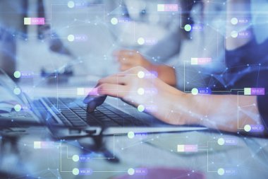 Bilgisayar ve veri temalı hologram çizimleri üzerinde çalışan kadın ellerine çok fazla maruz kalma. Teknoloji kavramı.