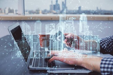 Elinde kredi kartı ve şehir çizimi olan bir adamın ellerine iki kez maruz kalmış. Modern şehir ve E-ticaret çevrimiçi ücret konsepti.