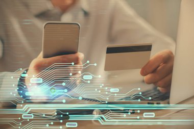 Elinde kredi kartı ve veri teması çizimi olan bir adamın ellerine iki kez maruz kalmış. E-ticaret ve teknoloji kavramı.