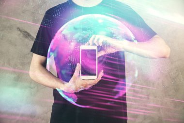 Dijital bir cihaz ve teknoloji temalı hologram çizimi kullanarak insanın elini tutarken çift pozlama. Teknoloji konsepti.