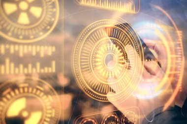 Dijital bir cihaz ve teknoloji temalı hologram çizimi kullanarak insanın elini tutarken çift pozlama. Teknoloji konsepti.