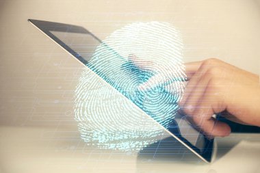 Dijital bir cihaz ve parmak izi hologramı kullanarak insanın elini tutarken çift pozlama. Güvenlik kavramı.