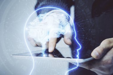 Bir adamın elini tutarken ve dijital bir cihaz ve beyin hologramı çizerken çift pozlama. Veri kavramı.