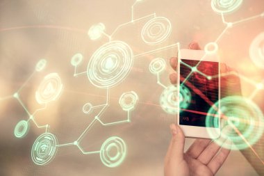 Sosyal ağda çifte pozlama hologram ve cep telefonu kullanan bir kadın..