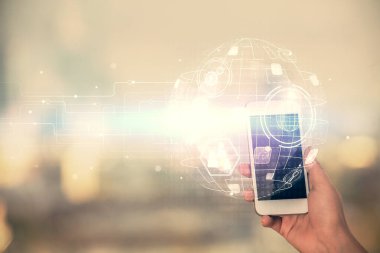 Sosyal ağda çifte pozlama hologram ve cep telefonu kullanan bir kadın..