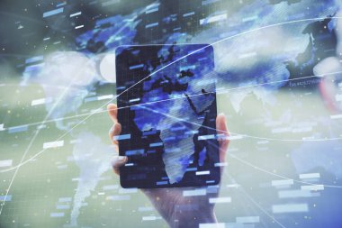 Teknolojiye çifte maruz kalma, hologram çizimi ve cep telefonu kullanan bir kadın. Ai kavramı