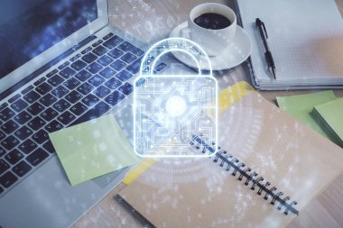 Masa arkasında kahve ve eşyalar olan iki kat kilit ve masaüstü görüntüsü. Menkul kıymetleştirme kavramı.