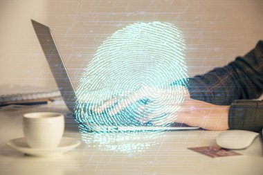 Bilgisayarda yazı yazan ve parmak izi çizimi yapan bir kadının ellerine iki kez maruz kalmış. Güvenlik kavramı.