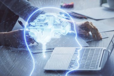 Bilgisayar ve insan beyin hologramı çizimleri üzerinde çalışan kadın ellerine çok maruz kaldı. Ai teknoloji konsepti.