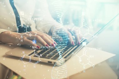 Bilgisayarda yazı yazan ve DNA hologramı çizen bir kadının ellerine iki kez maruz kalmış. Tıp eğitimi kavramı.