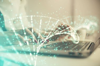 Bilgisayarda yazı yazan ve DNA hologramı çizen bir kadının ellerine iki kez maruz kalmış. Tıp eğitimi kavramı.