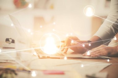 Kadın elinin bilgisayar ve sosyal ağ temalı hologram çizimlerinde çifte pozlama. Halk medyası kavramı.