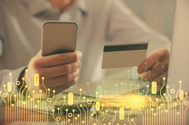 Elinde kredi kartı ve veri teması çizimi olan bir adamın ellerine iki kez maruz kalmış. E-ticaret ve teknoloji kavramı.