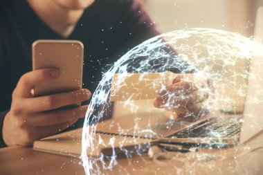 Bir adamın elini tutarken ve telefon ve sosyal ağ teması kullanırken çift pozlama.