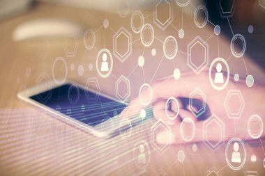 Sosyal ağda çifte pozlama hologram ve cep telefonu kullanan bir kadın..