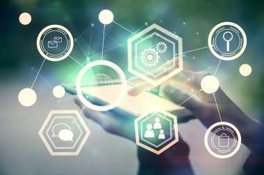 Sosyal ağda çifte pozlama hologram ve cep telefonu kullanan bir kadın..