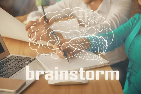 Arka planda not alan insanların yaratıcı çizimlerine iki kez maruz kalmak. Başlangıcın konsepti