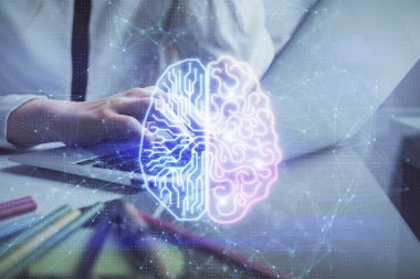 Bilgisayar ve insan beyin hologramı çizimleri üzerinde çalışan kadın ellerine çok maruz kaldı. Ai teknoloji konsepti.