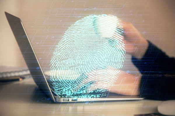 Bilgisayarda yazı yazan ve parmak izi çizimi yapan bir kadının ellerine iki kez maruz kalmış. Güvenlik kavramı.