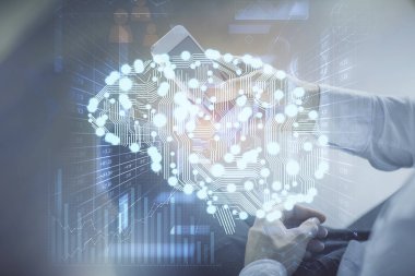 Bir adamın elini tutarken ve dijital bir cihaz ve beyin hologramı çizerken çift pozlama. Veri kavramı.