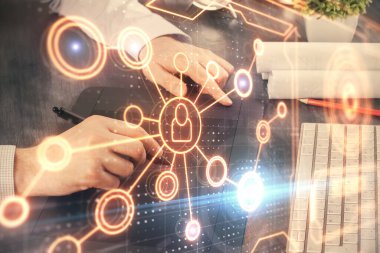 Bir adamın elini tutarken ve telefon ve sosyal ağ teması kullanırken çift pozlama.