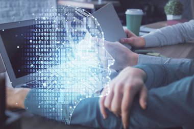 Kadın ve erkeğin birlikte çalıştığı ve beyinlerinin hologram çekerken çift pozlama. Zihinsel beyin fırtınası konsepti. Bilgisayar arkaplanı.