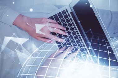 Bilgisayar ve dünya haritası çizimleri üzerinde çalışan kadın elleri çift pozlama. Üst Manzara. Uluslararası iş kavramı.