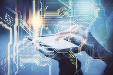 Harita çizimine çift pozlama hologram ve cep telefonu kullanan bir kadın..