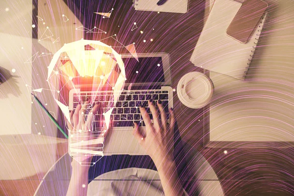在计算机和灯泡全息图上工作的妇女双手的双重曝光 顶视图 思想概念 — 图库照片