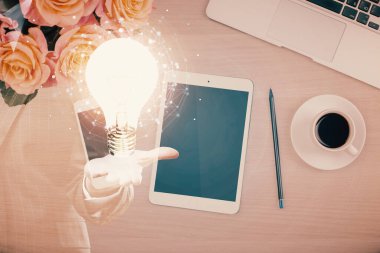 Ampulü telefonla masanın üzerine çizerken çift pozlama. Üst Manzara. Fikir kavramı.