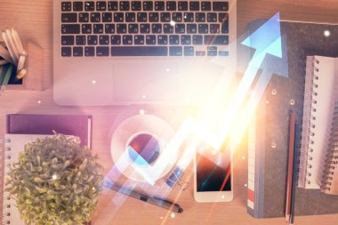 Telefonunla masanın üzerine çift taraflı ok çizilmiş. Üst Manzara. Büyüme kavramı.