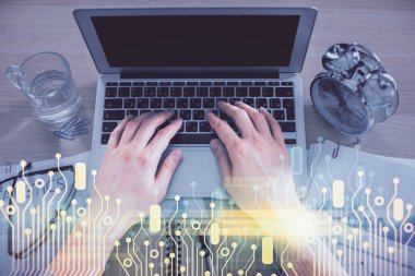 Bilgisayar klavyesinin ve veri temalı hologram çiziminin üzerine yazarken iki kez görüntülenmiş. Üst Manzara. Teknoloji konsepti.