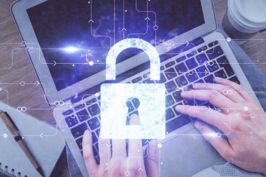 Bilgisayar klavyesine yazı yazan ve hologram çizimini kilitleyen bir adamın eline çok kez maruz kalmış. Üst Manzara. Teknoloji konsepti.