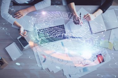 Bilgisayar ve veri temalı hologram çizimlerinde çalışan kadın elleri çift pozlama. Üst Manzara. Teknoloji konsepti.