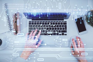Bilgisayar ve veri temalı hologram çizimlerinde çalışan kadın elleri çift pozlama. Üst Manzara. Teknoloji konsepti.