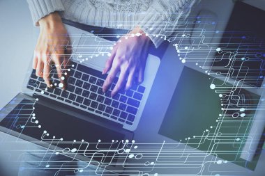 Bilgisayar ve veri temalı hologram çizimlerinde çalışan kadın elleri çift pozlama. Üst Manzara. Teknoloji konsepti.