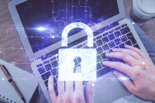 Bilgisayar klavyesine yazı yazan ve hologram çizimini kilitleyen bir adamın eline çok kez maruz kalmış. Üst Manzara. Teknoloji konsepti.