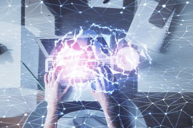 Bilgisayar ve insan beyin hologramı çizimleri üzerinde çalışan bir kadının çifte pozu. Üst Manzara. Ai kavramı.