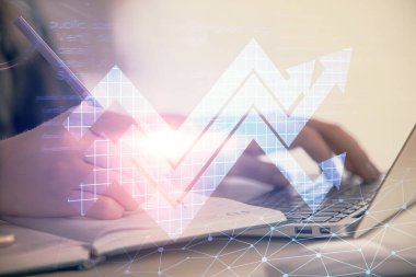 Bilgisayarda yazı yazan ve ok çizen kadınların ellerine iki kez maruz kalmışlar. Başarı konsepti.