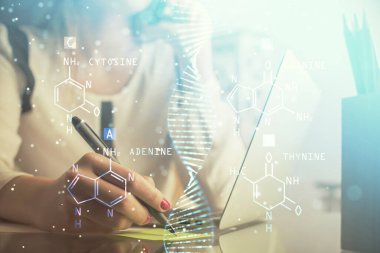 Bilgisayarda yazı yazan ve DNA hologramı çizen bir kadının ellerine iki kez maruz kalmış. Tıp eğitimi kavramı.